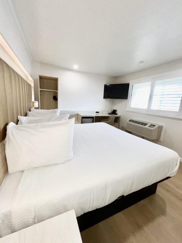 Room with flat-screen TV at Francisco Bay Inn