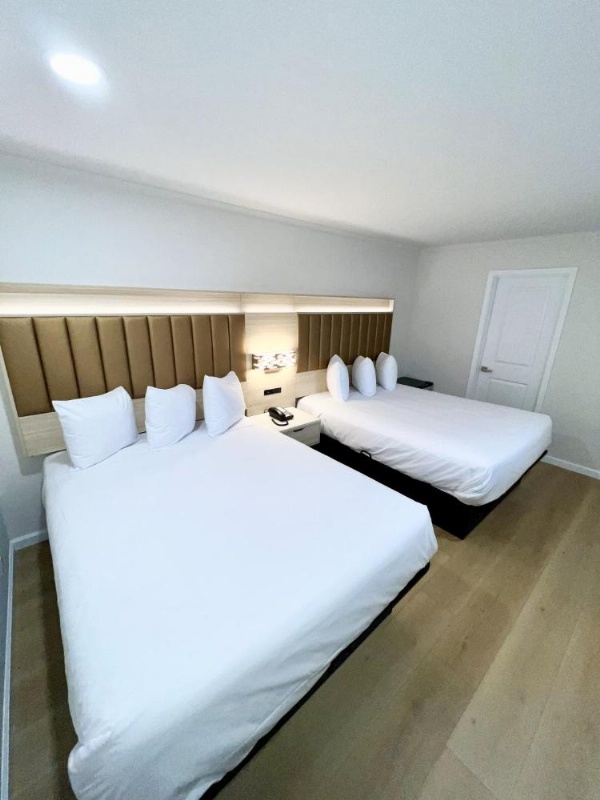 Family-friendly double room at Francisco Bay Inn