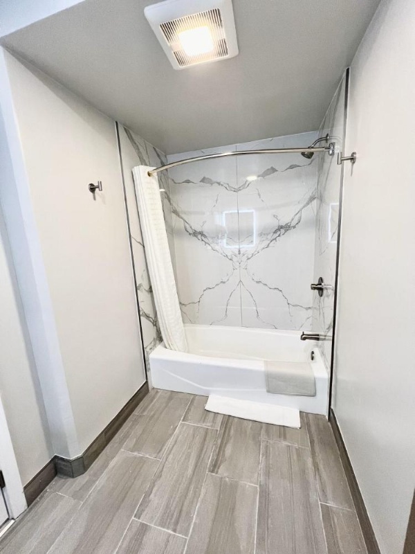 Francisco Bay Inn guest washroom with shower